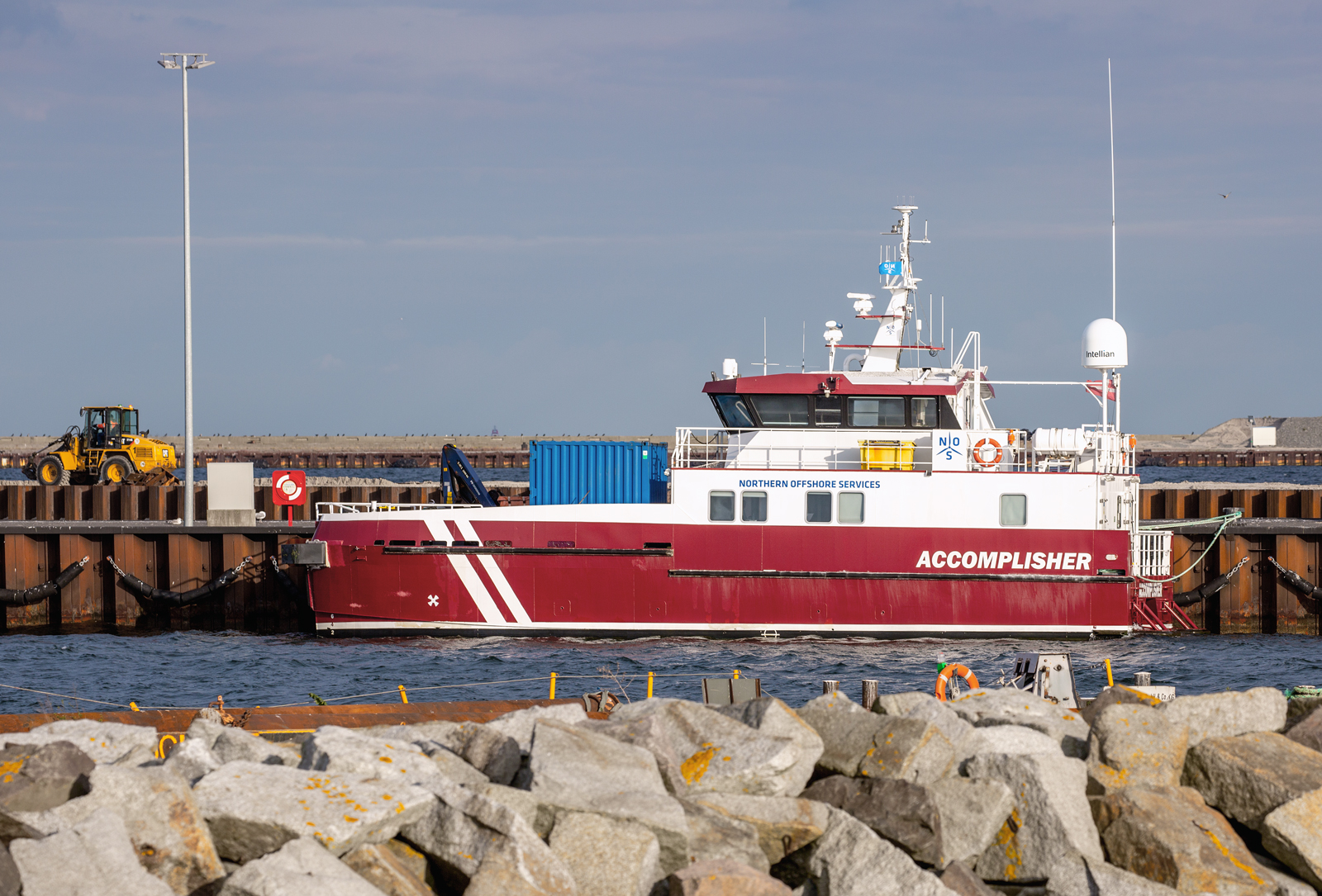 ACCOMPLISHER liegend im Hafen von Sassnitz Mukran. - 26.09.2022

