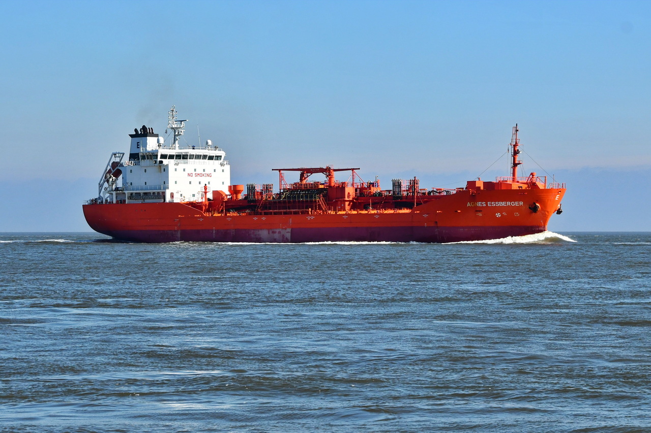 AGNES ESSBERGER , Tanker, IMO 9327047 , Baujahr 2006 , 	126 x 19 m , 13.04.2026 , Alte Liebe Cuxhaven
