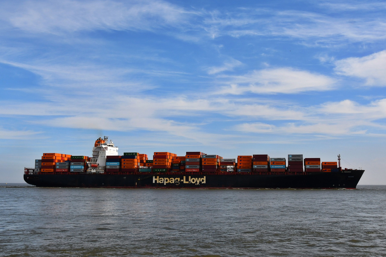 AL MANAMAH , Containerschiff , IMO 9349538 , Baujahr 2008 , 307 x 40 m , 6921 TEU , 16.04.2026 , Alte Liebe Cuxhaven
