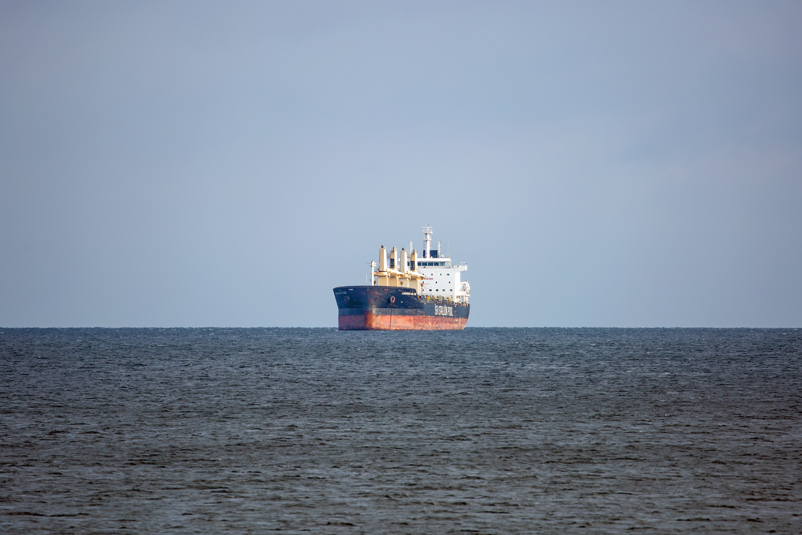 AMORGOS BOLTEN (IMO 9646716) auf Reede vor Rügen. - 08.11.2023