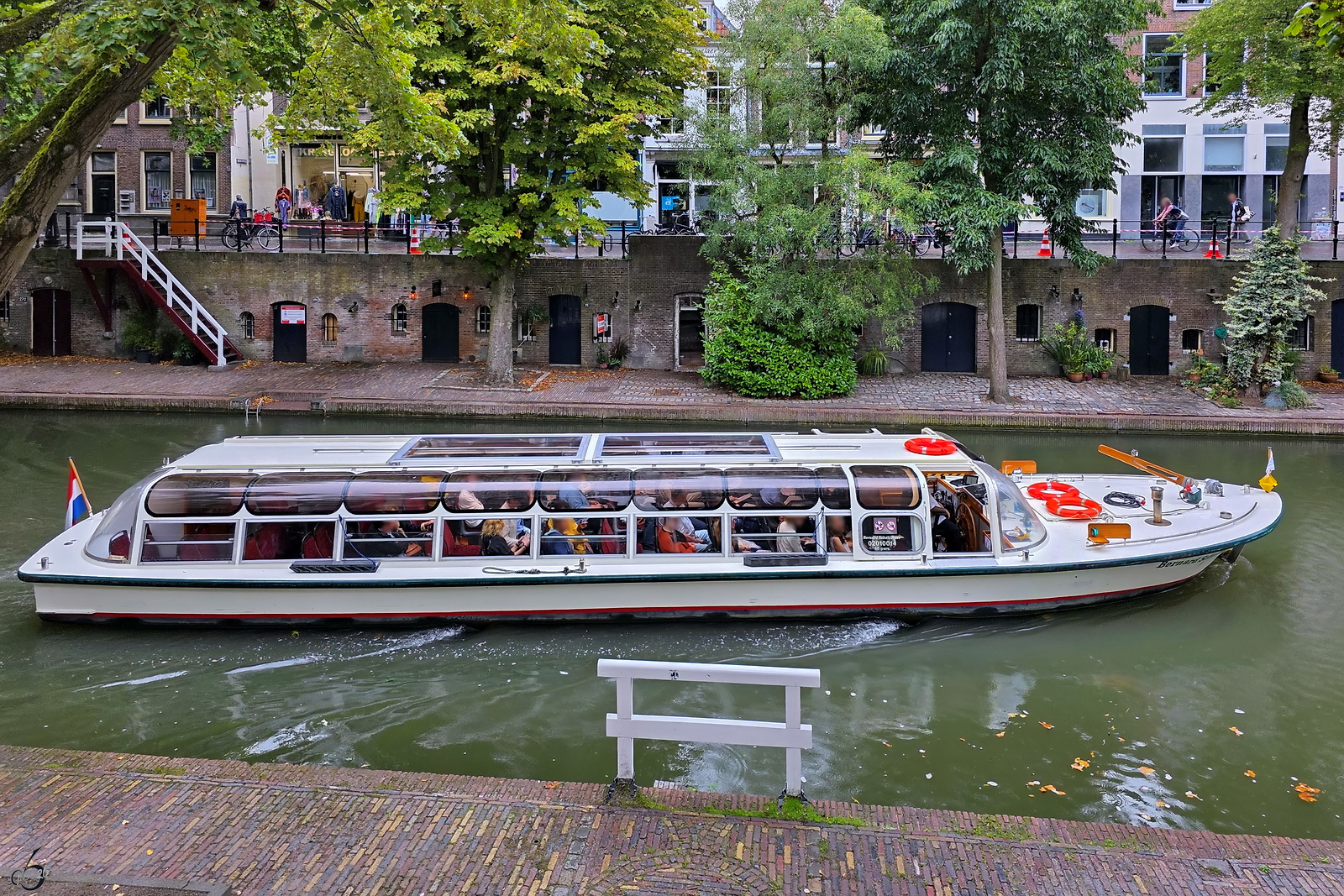 An einem verregneten Septembertag im Jahr 2026 befuhr das Ausflugsboot BERNARD SCHUTTEVAER (ENI: 02010014) die Oudegracht in Utrecht.
