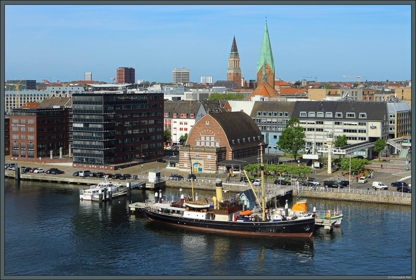 An der Museumsbrücke von Kiel hat der 1906 gebaute Tonnenleger  Bussard  seinen Stammplatz. Das Dampfschiff ist betriebsfähig und wird für Ausflüge genutzt. Ebenfalls am Anleger liegen der Seenotrettungskreuzer „Hindenburg“ (rechts) und das Feuerlöschboot „Kiel“ (links, etwas verdeckt). Direkt neben dem Anleger befindet sich das Schifffahrtsmuseum. (Kiel, 29.05.2023)