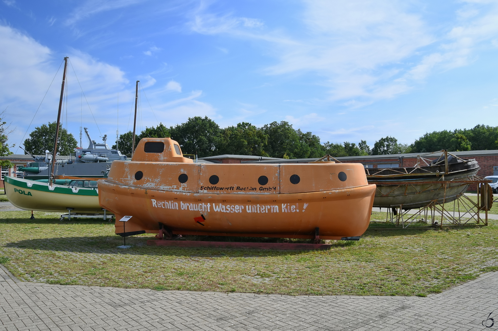 Anfang der achtziger Jahre wurden in der Schiffswerft Rechlin komplett geschlossene und selbstaufrichtende Rettungsboote der GAL-Serie gebaut. (Luftfahrttechnisches Museum Rechlin, August 2023)