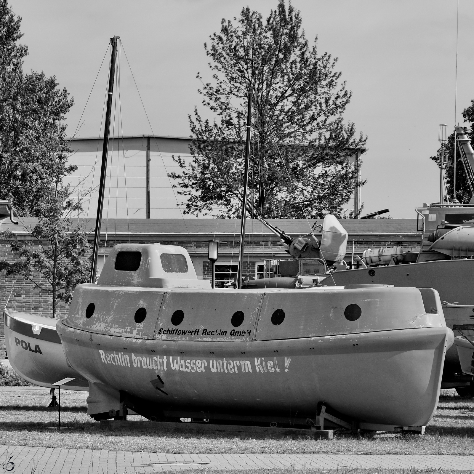 Anfang der achtziger Jahre wurden in der Schiffswerft Rechlin komplett geschlossene und selbstaufrichtende Rettungsboote der GAL-Serie gebaut. (Luftfahrttechnisches Museum Rechlin, August 2023)
