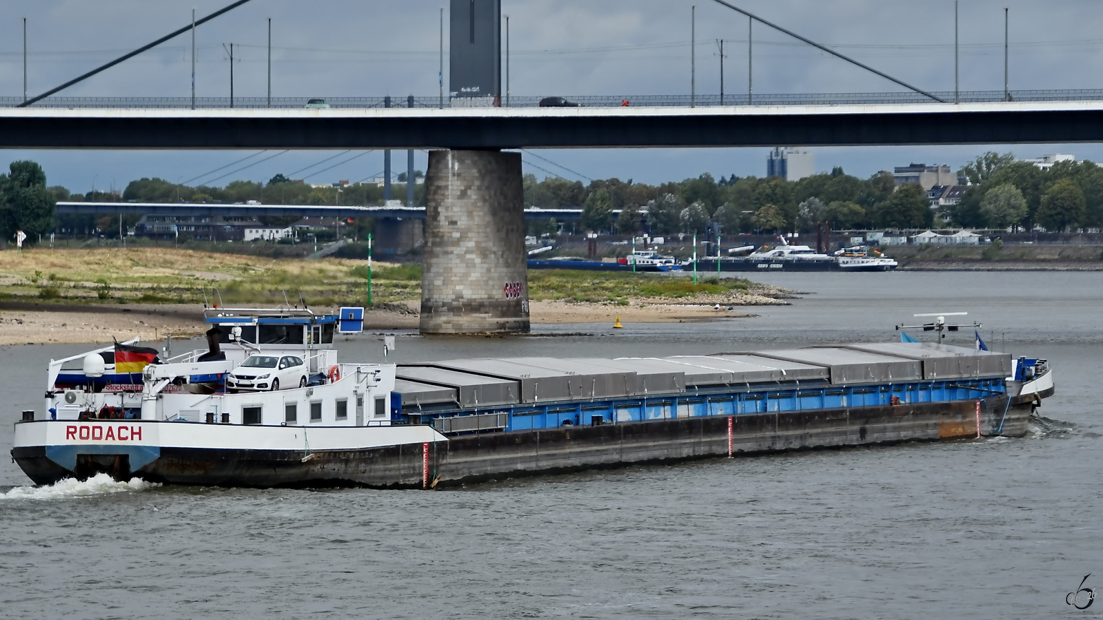 Anfang September 2026 habe ich das Frachtschiff RODACH (ENI: 04502620) auf dem Rhein in D�sseldorf fotografiert.
