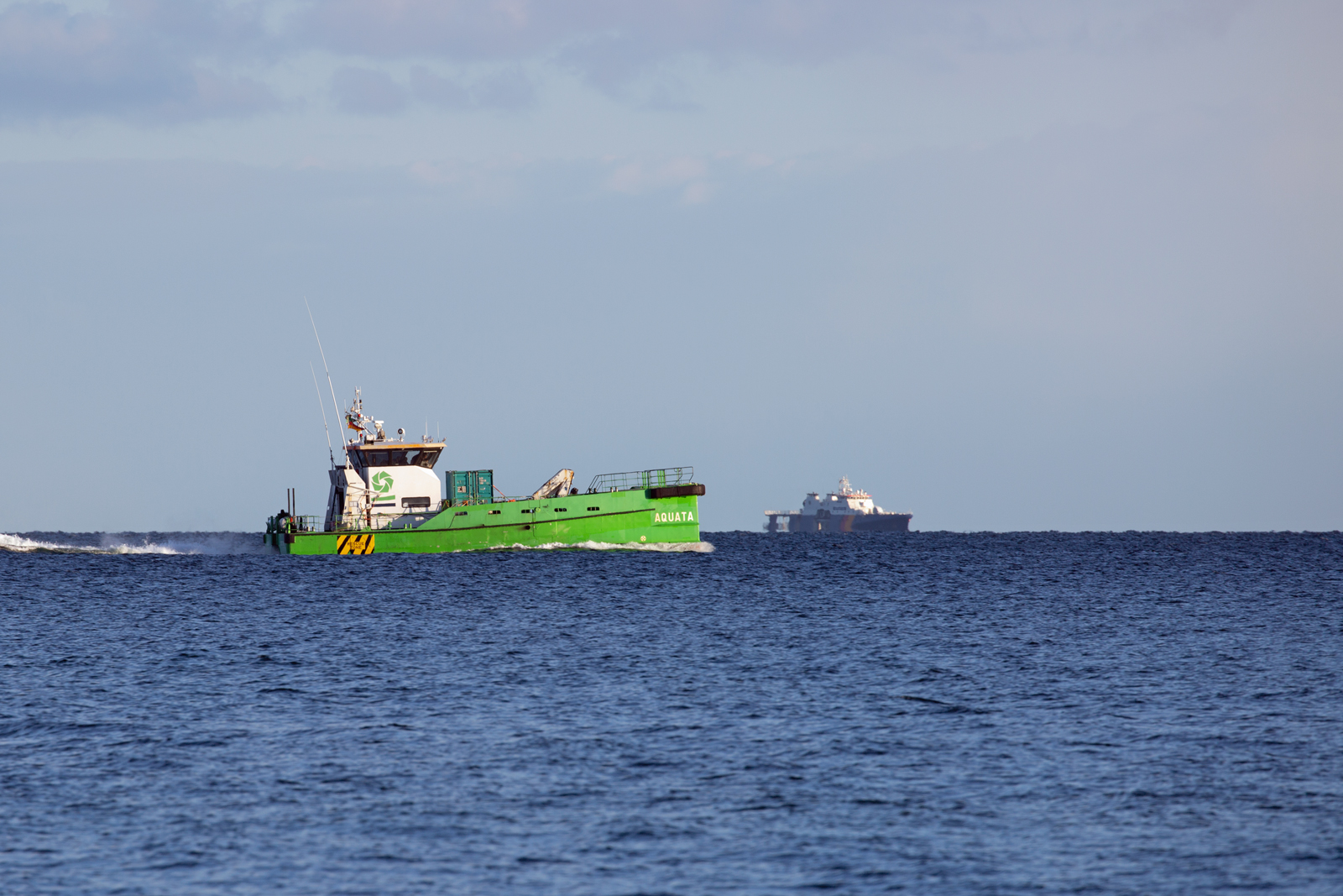 AQUATA auf der Fahrt zum Sassnitzer Hafen. Die BAMBERG BP82  ist im Hintergrund zu erkennen. - 05.03.2023