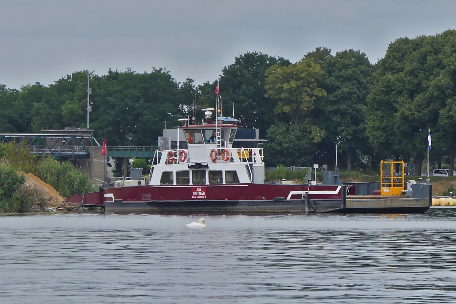 Arbeitsschiff JOl�, ENI 02314658, ehemals F�hre, liegt am Ufer der Maas nahe Maastricht an einer Baustelle. 24.07.2026