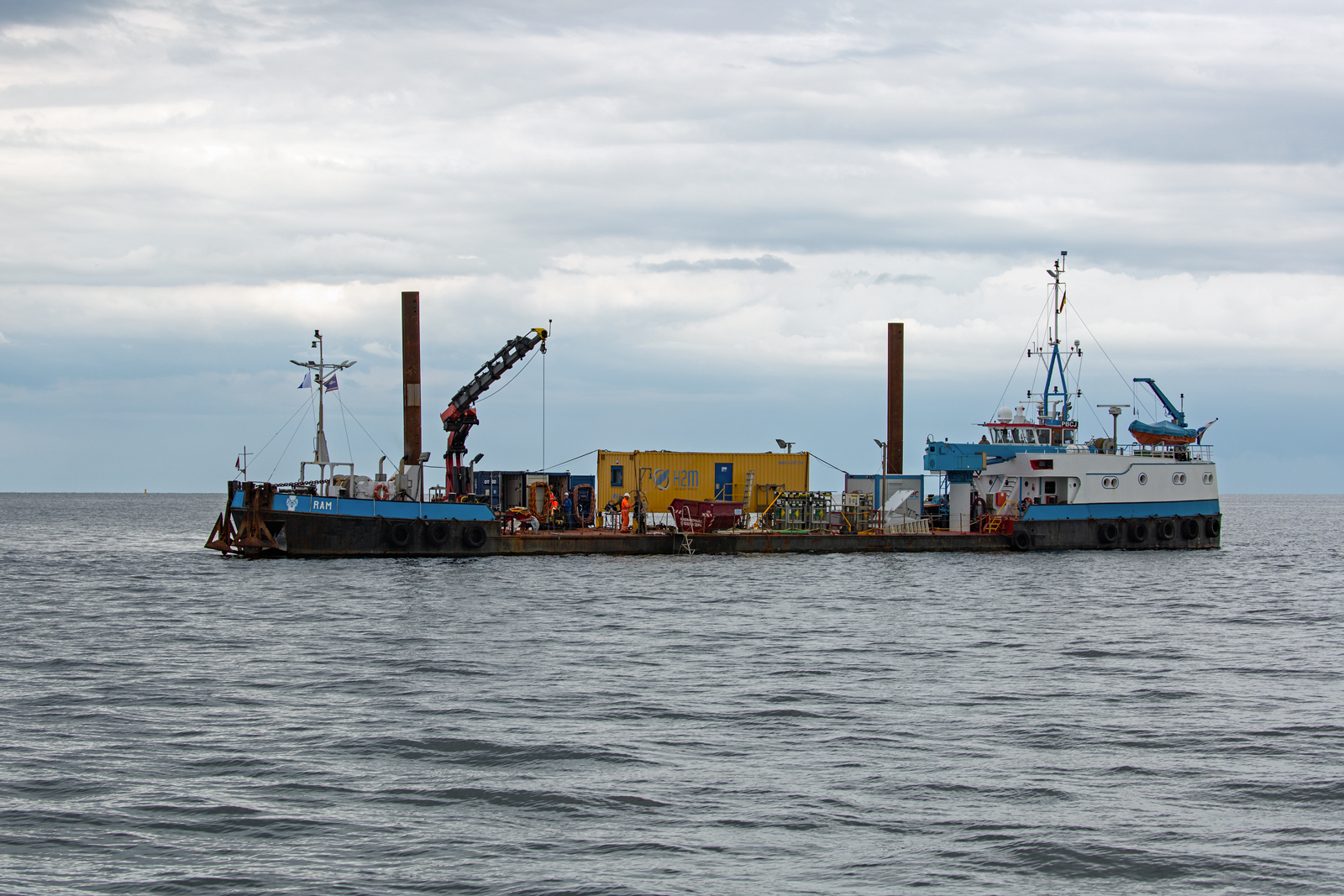 Arbeitsschiff RAM (IMO 8937259), mit Taucher am Haken bzw. Sicherungsleine, vor Sassnitz. - 21.07.2023