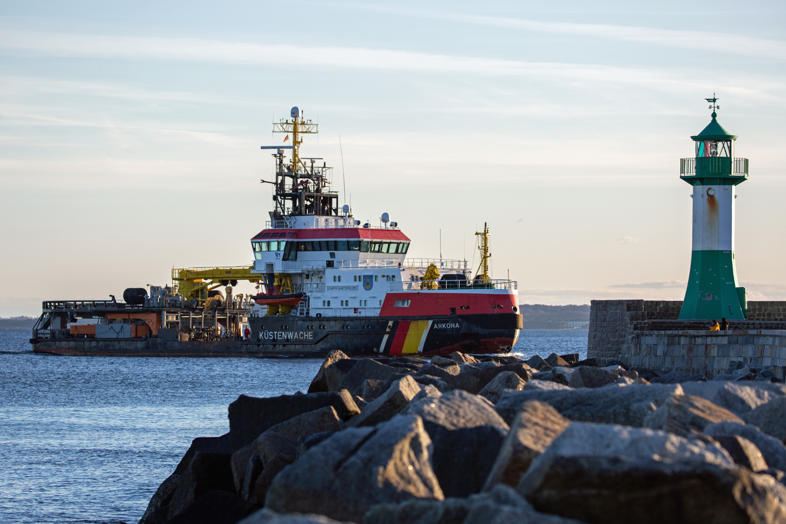 ARKONA (IMO 9285811) der Küstenwache einlaufend in Sassnitz auf Höhe des Ostmolenfeuers. - 04.03.2023