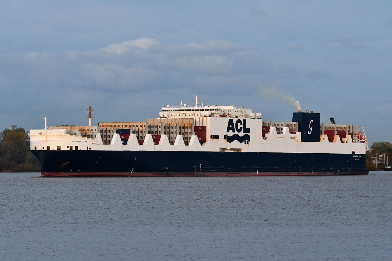 ATLANTIC STAR , RoRo - ConRo-Schiff , IMO 9670573 , Baujahr 2015 , 296 x 38 m , 3817 TEU , 22.10.2025 , Lühe - Deich