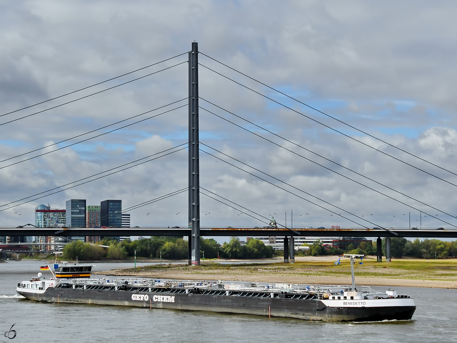 Auf dem Rhein bei D�sseldorf war Anfang September 2026 das Tankmotorschiff BENEDETTO (ENI: 02321258) unterwegs.