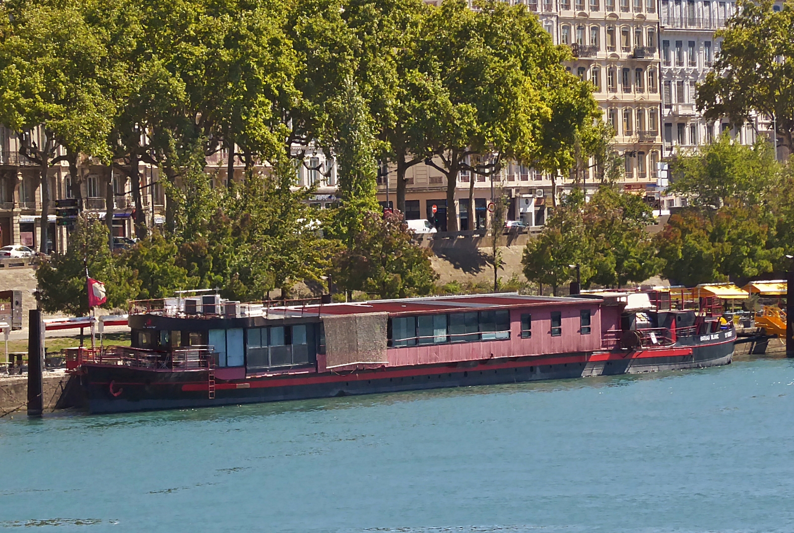 Auf der Rhone in Lyon liegt das Hausboot „Bateau Blanc“ vor Anker. 09.2022