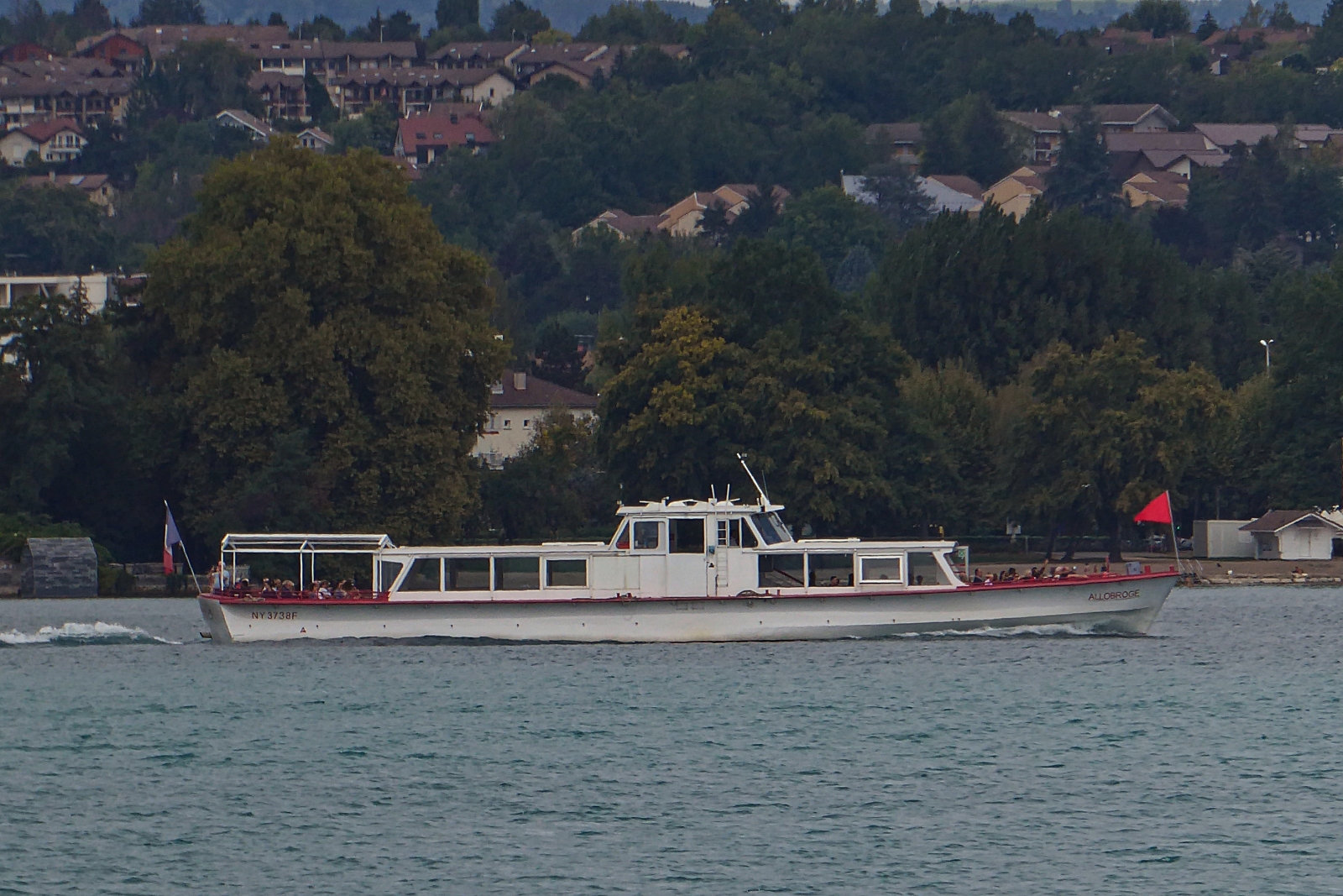 Ausflugschiff „Allobroge“, L 30 m; B 6,20 m; Motor mit 300PS; 200 Passagiere; seit 1996 auf dem See von Annecy im Einsatz; war ab 1965 auf der Mosel bei Metz im Einsatz. 09.2022 