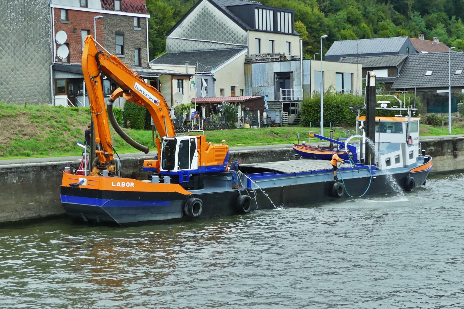 Baggerschiff LABOR, ENI 02101280, BJ 1901, L 32,45 m B 6,18 m, 243 t, liegt in der Einfahrt des Kanals von Lanaye an der Kaimauer vor Anker. 17.09.2026