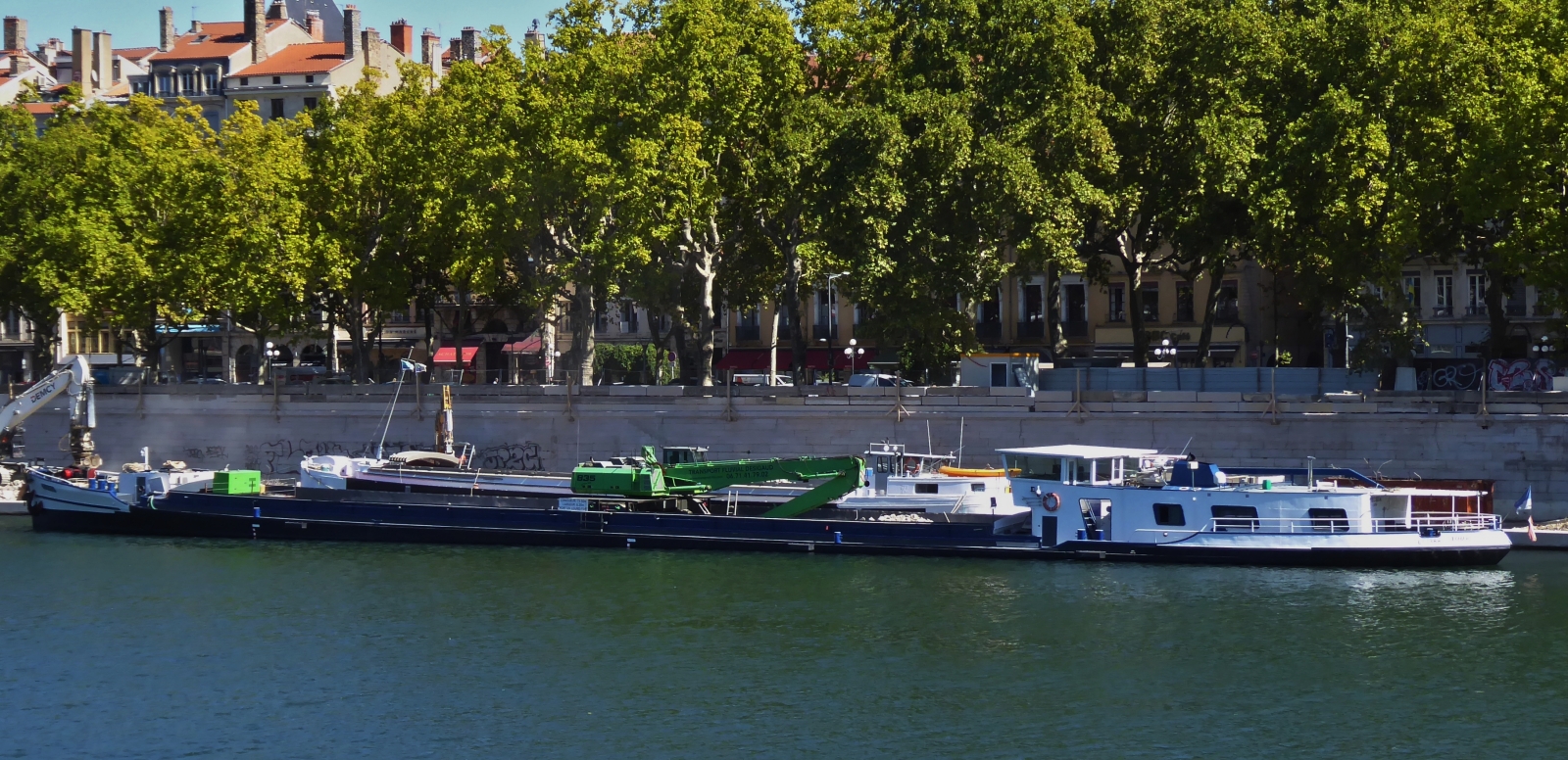 Baggerschiff mit unbekanntem Namen, liegt an einer Baustelle auf der Rhone in Lyon. 09.2022 