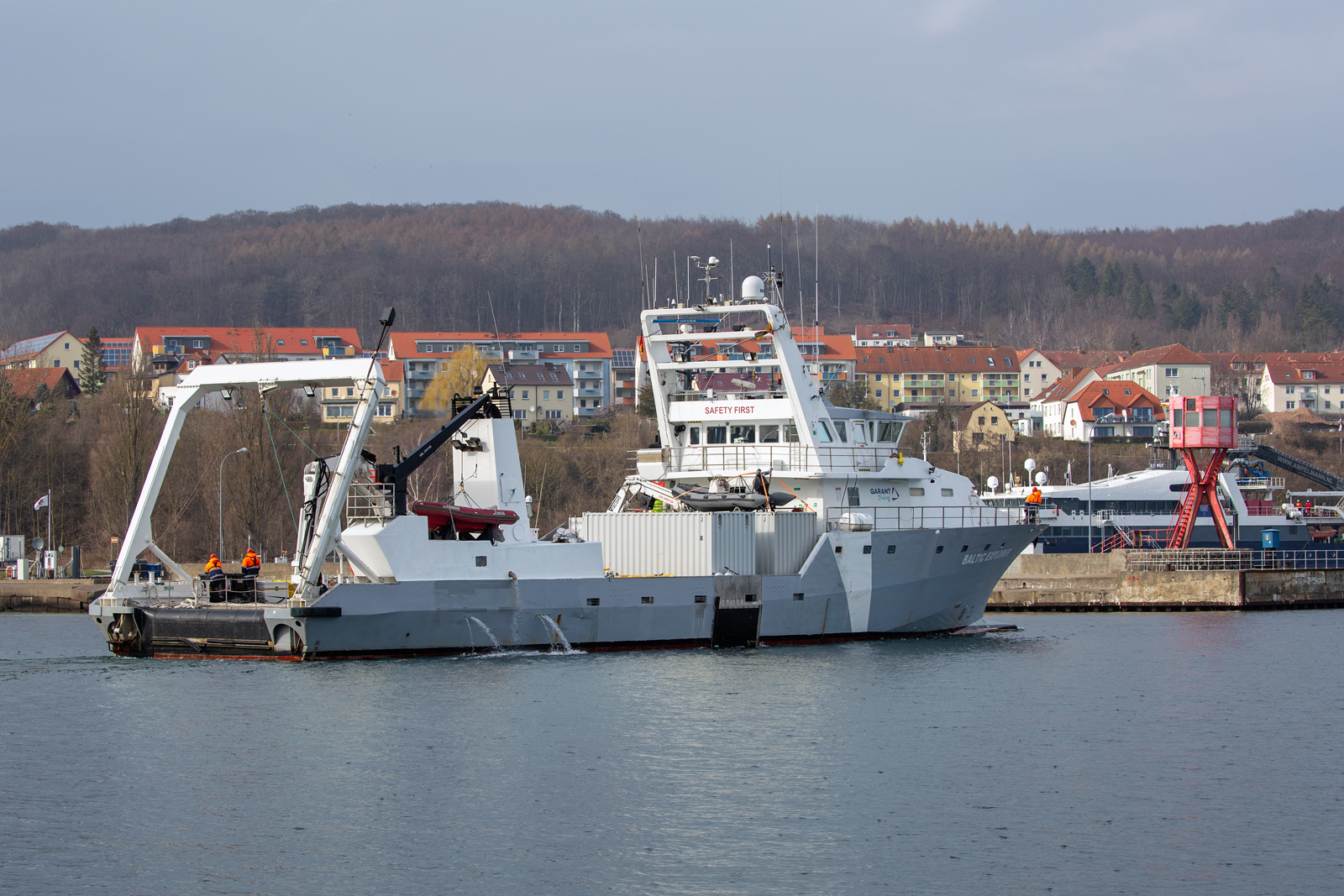 BALTIC EXPLORER (IMO 8917663) am Sassnitzer Westmolenfeuer. - 31.03.2023