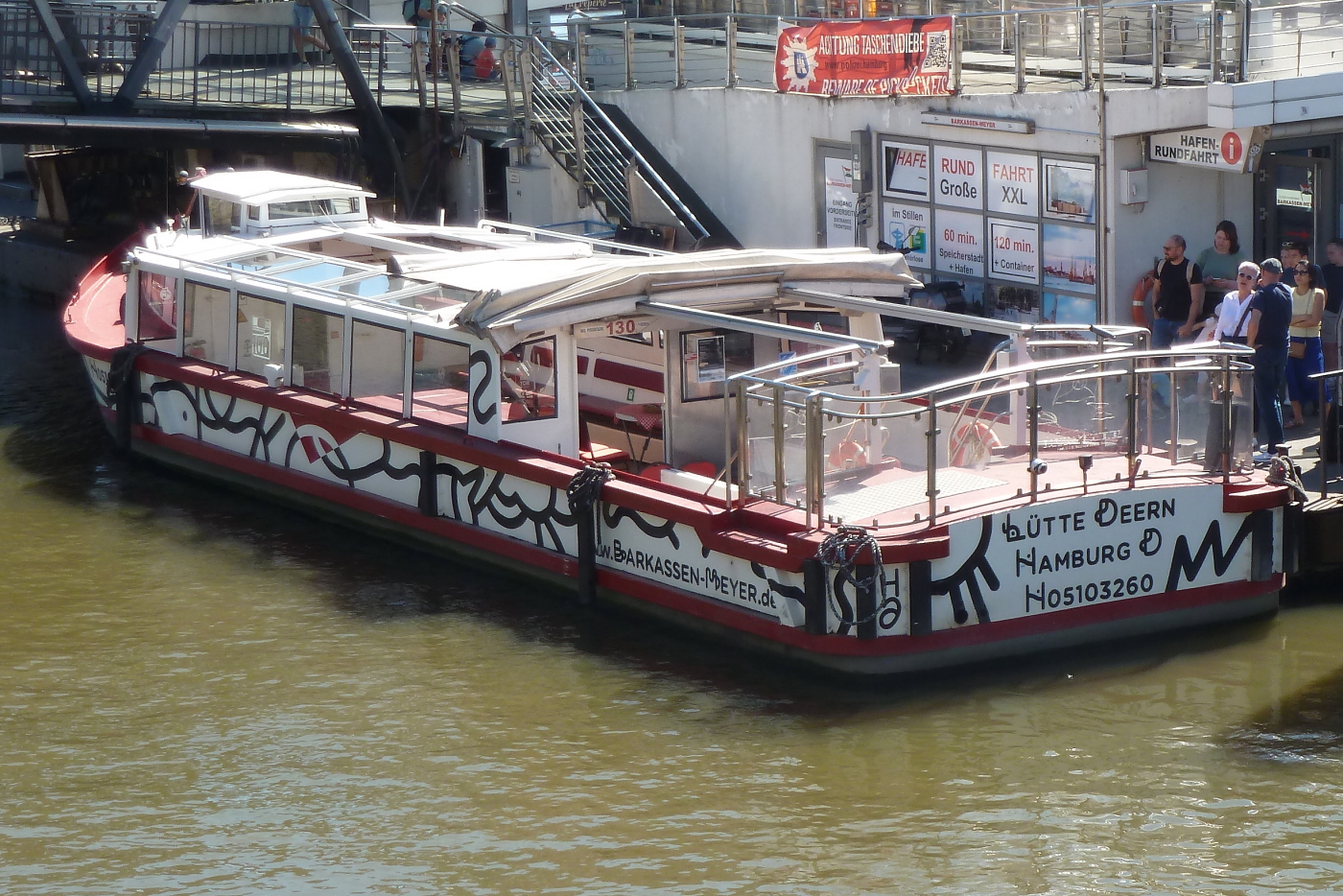 Barkasse LÜTTE DEERN (ENI: 05103260) von Barkassen-Meyer bei den St. Pauli Landungsbrücken. Hamburg, 18.08.2025