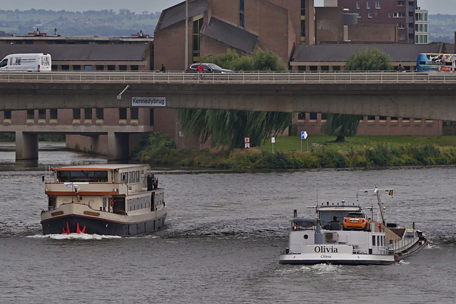 Begegnung vom FGS GEULEVALLEI, ENI 02104526, L 52 m, B 7,20 m, 480 Pers und GMS Olivia 02329079, L 67 m, B 8,20 m, 1000 t, unter der Kennedybr�cke in Maastricht. 09.2025