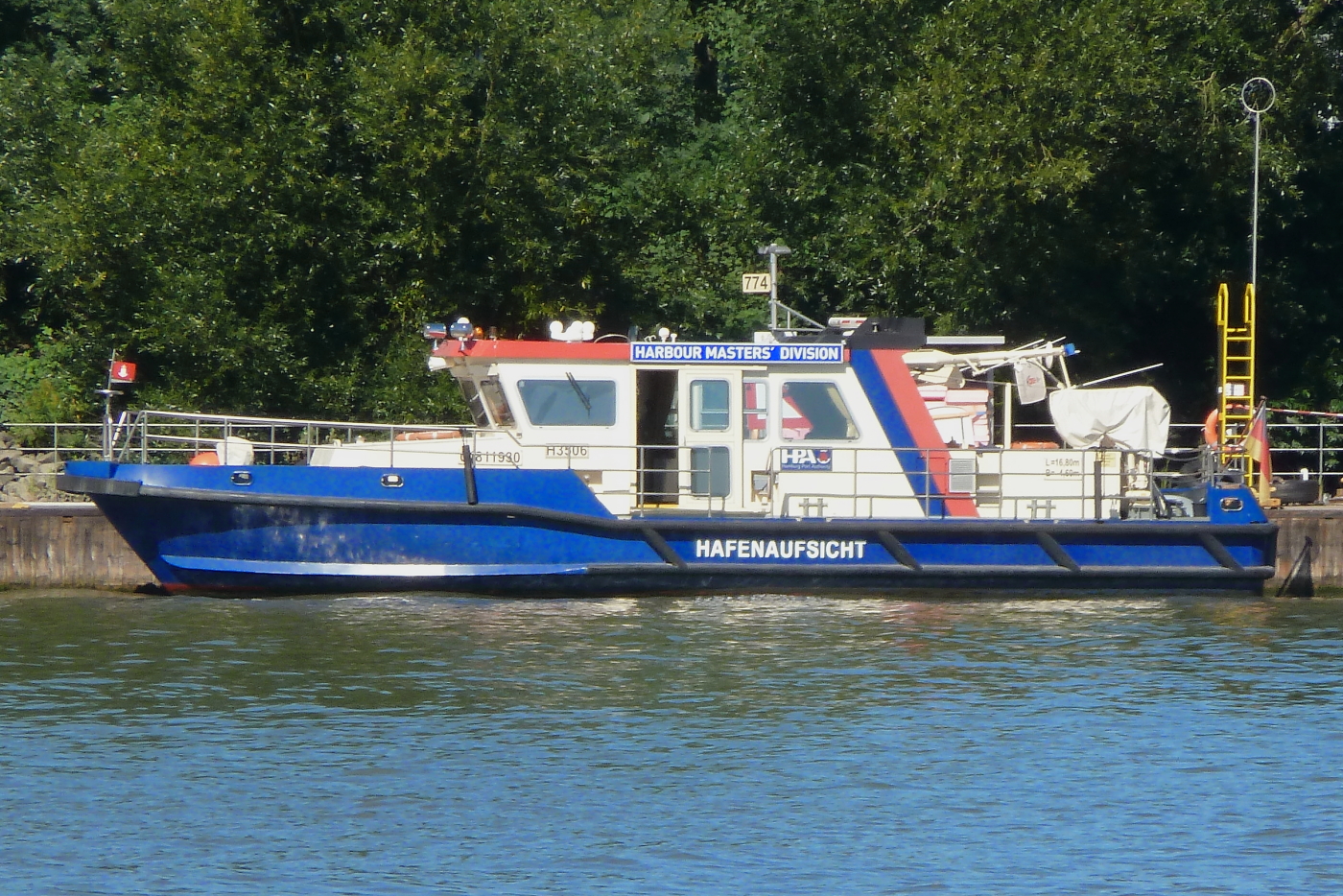 Beh�rdenschiff HAFENAUFSICHT (ENI 04811930) von der Hamburg Port Authority;  Aufnahmeort: Elbe Hamburg,  Anlegestelle Seemannsh�ft; Aufnahmedatum: 18.08.2025;  