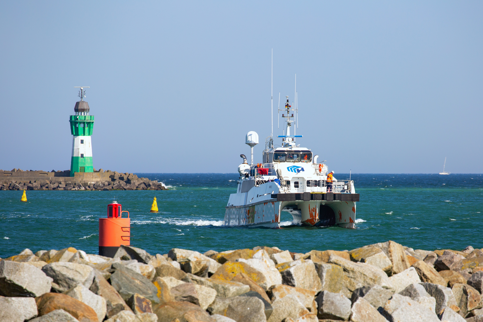 Bei MHO 2 (IMO 9750878) scheint sich der frühere Farbanstrich wieder durchzusetzen, hier im Hafen von Mukran. - 02.05.2024