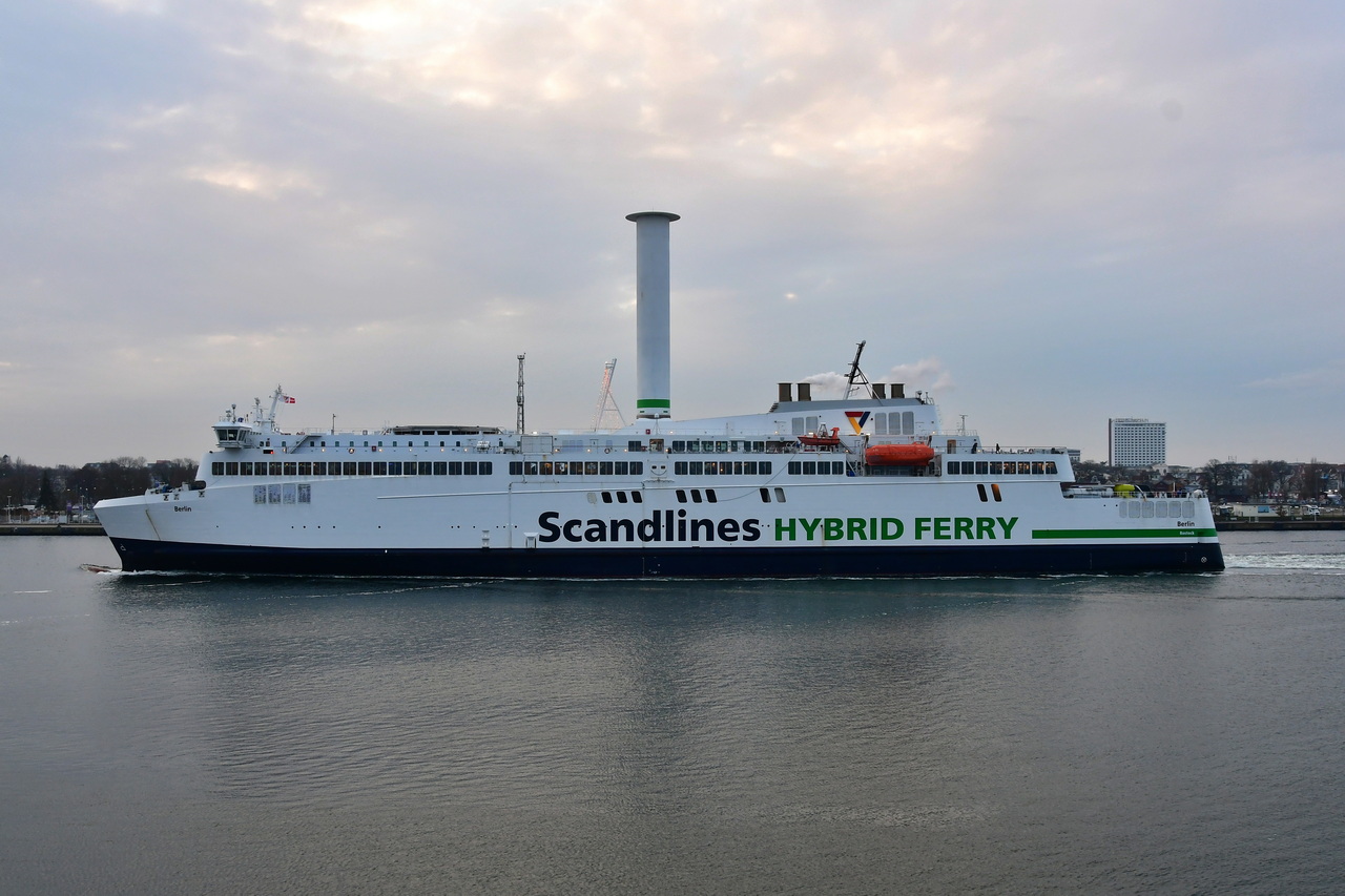 BERLIN , Ro-Ro / Passagier Schiff , Baujahr 2016 , 169,5 x 24,8 m , 