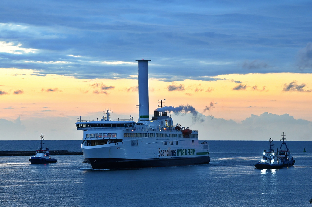 BERLIN , RoPax-Fähre , IMO 9587855 , Baujahr 2016 , 169,5 x 24,8 m ,  Rostock-Warnemünde , 11.09.2025