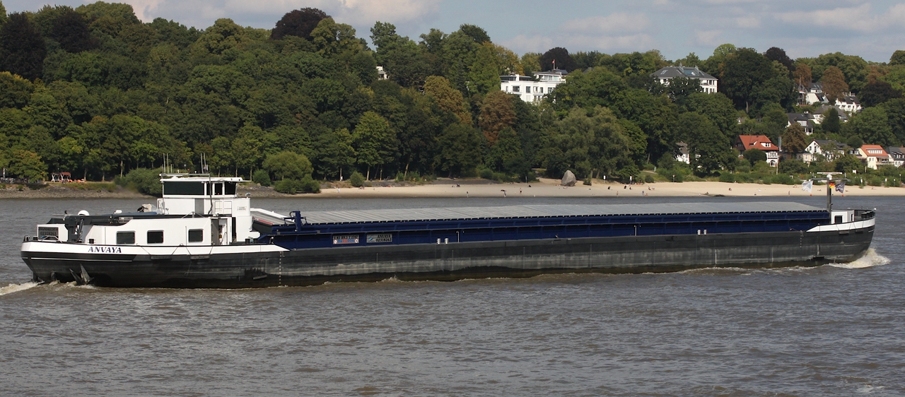 Binnenfrachtschiff ANVAYA (ENI 02318263 ); Datum: 26.08.2025; Aufnahmeort: Elbe/Hafen Hamburg, Deutschland. 