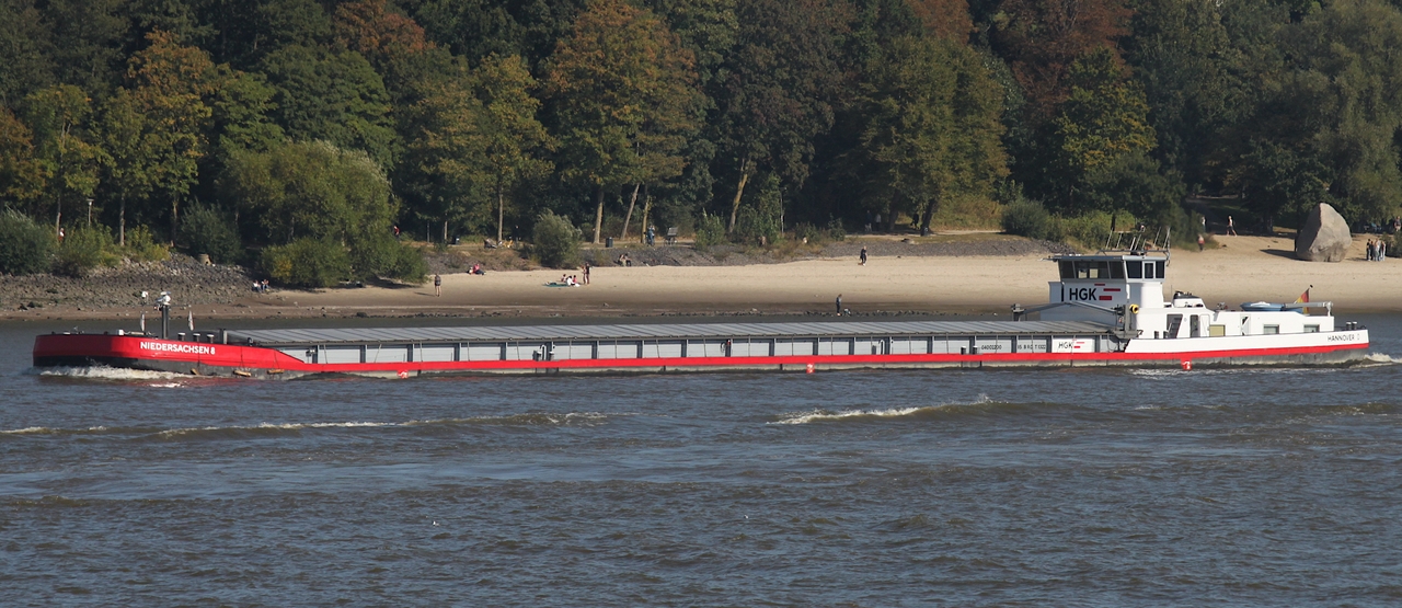 Binnenfrachtschiff NIEDERSACHSEN 8 (ENI 04002200); Datum: 28.09.2025; Aufnahmeort: Elbe/Hafen Hamburg, Deutschland.