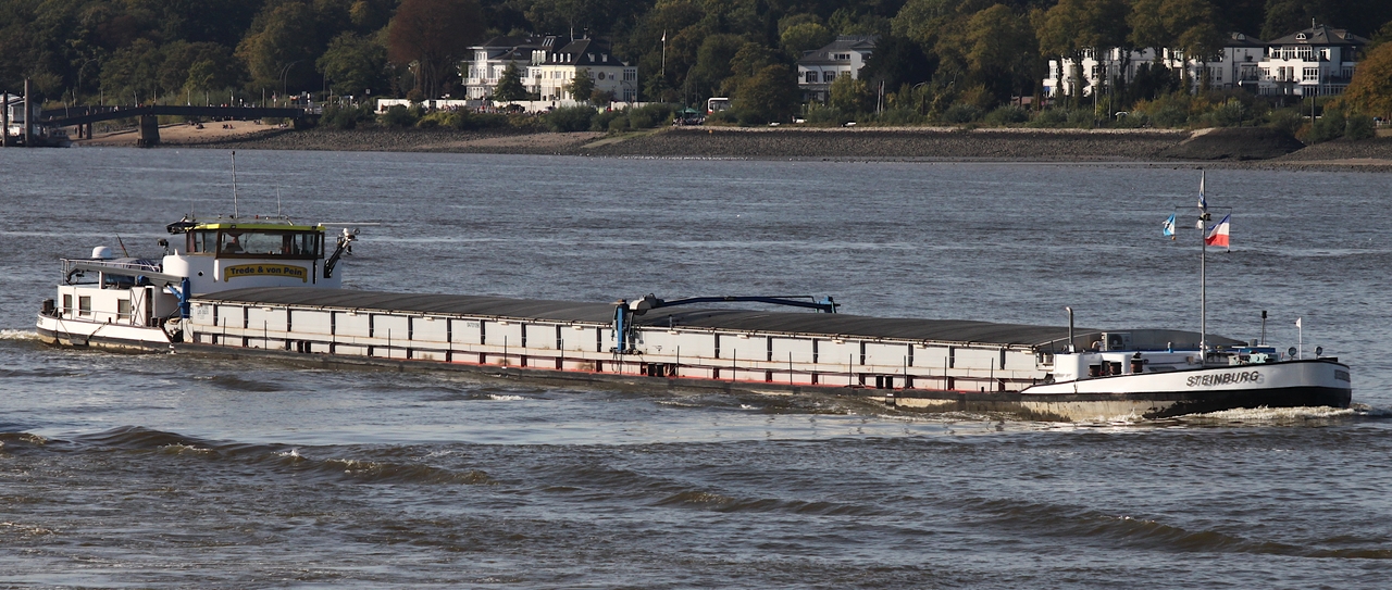 Binnenfrachtschiff STEINBURG (ENI 04701090); Datum: 28.09.2025; Aufnahmeort: Elbe/Hafen Hamburg, Deutschland. 