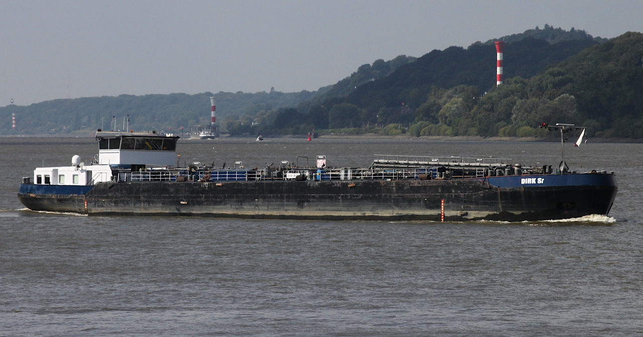 Binnentankschiff DIRK SR (ENI 02205109); Datum: 30.08.2025; Aufnahmeort: Elbe/Hafen Hamburg, Deutschland. 