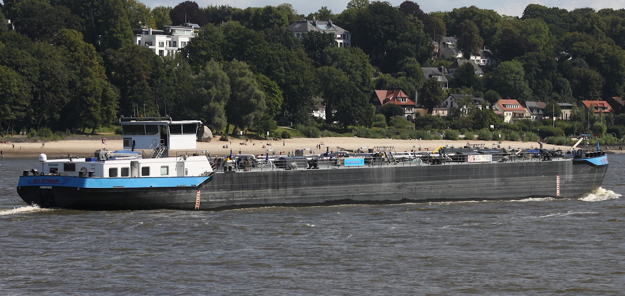 Binnentankschiff NILS DEYMANN (ENI 02331667); Eigner/Betreiber: Deymann; Datum: 10.08.2025; Aufnahmeort: Elbe/Hafen Hamburg, Deutschland.