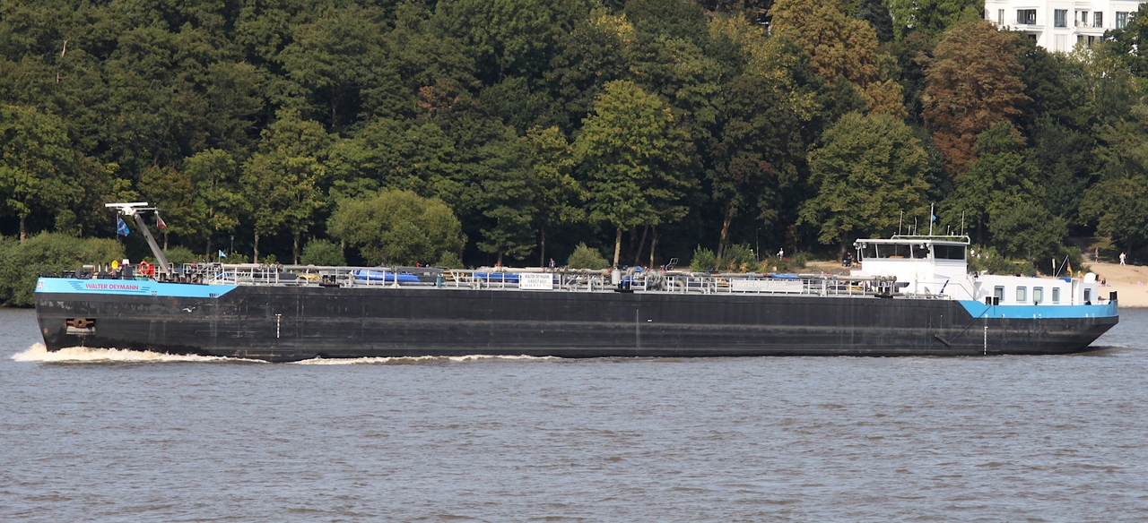 Binnentankschiff WALTER DEYMANN (ENI 4807460); Datum: 26.08.2025; Aufnahmeort: Elbe/Hafen Hamburg, Deutschland. 