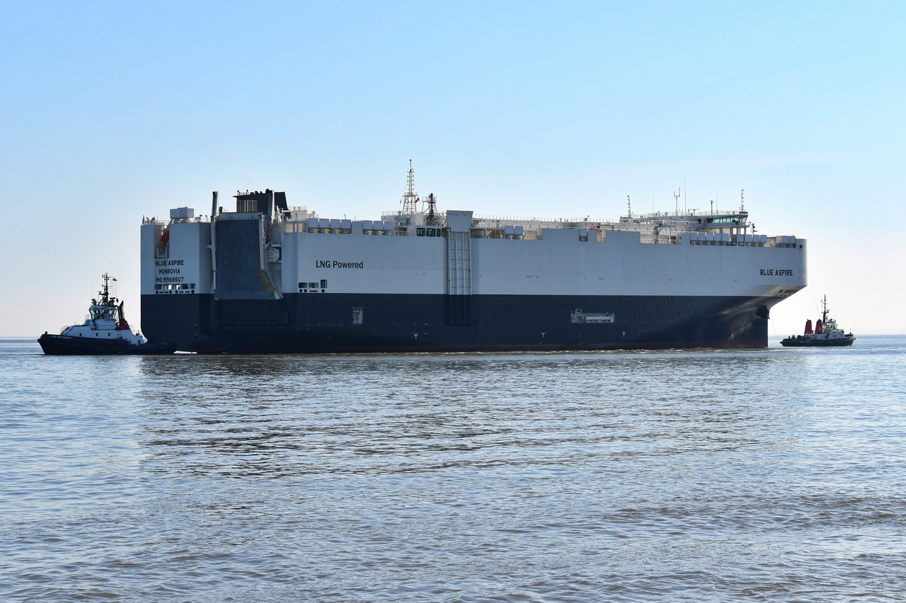 BLUE ASPIRE , Fahrzeugtransporter , IMO 9968607 , Baujahr 2024 , 200 x 38 m , 12.04.2025 ,  Cuxhaven - Alte Liebe , 