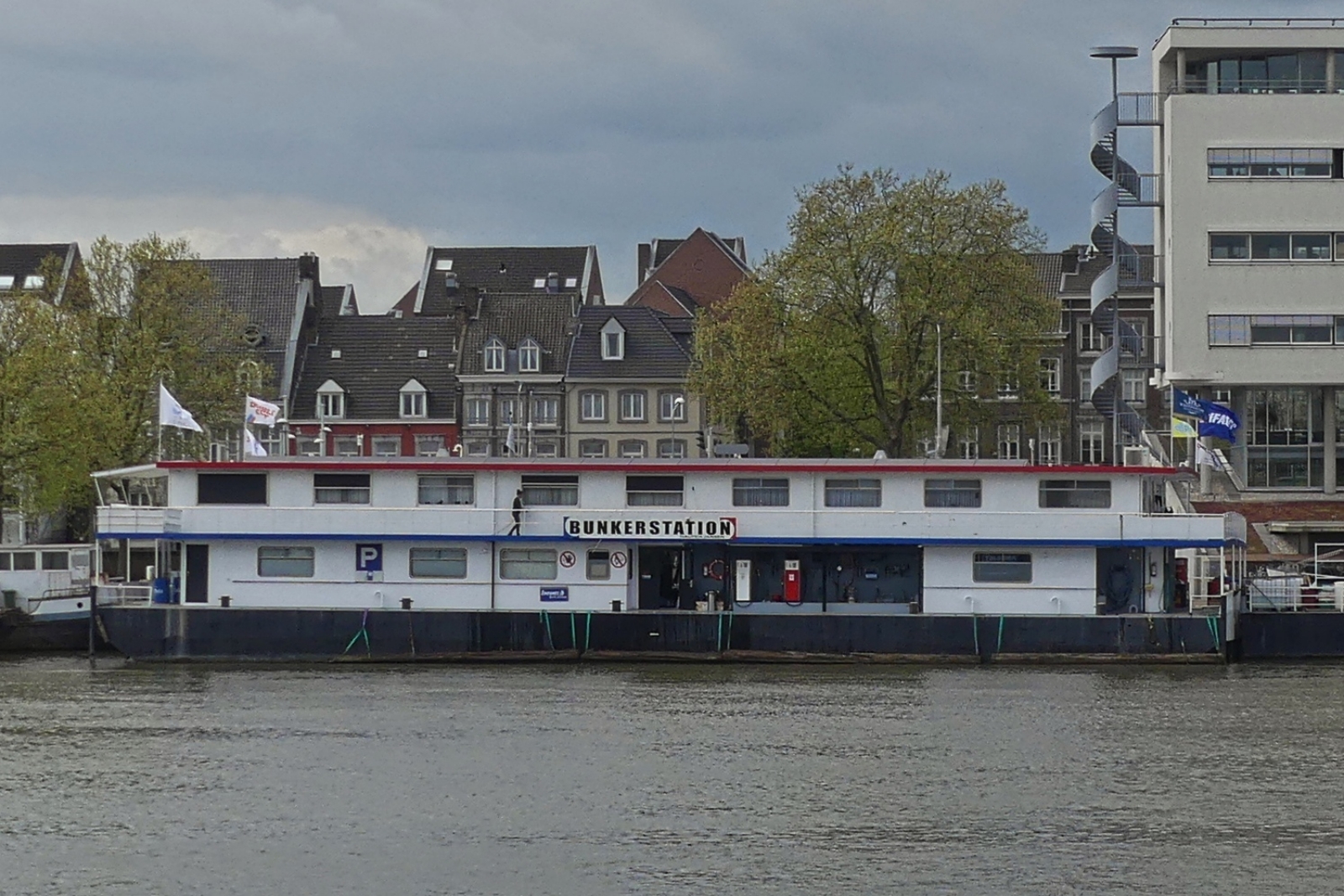 Bunkerschiff Nautica Jansen, ist die einzige Tankstelle auf der Maas in der Gegend von Maastricht,. 04.2024