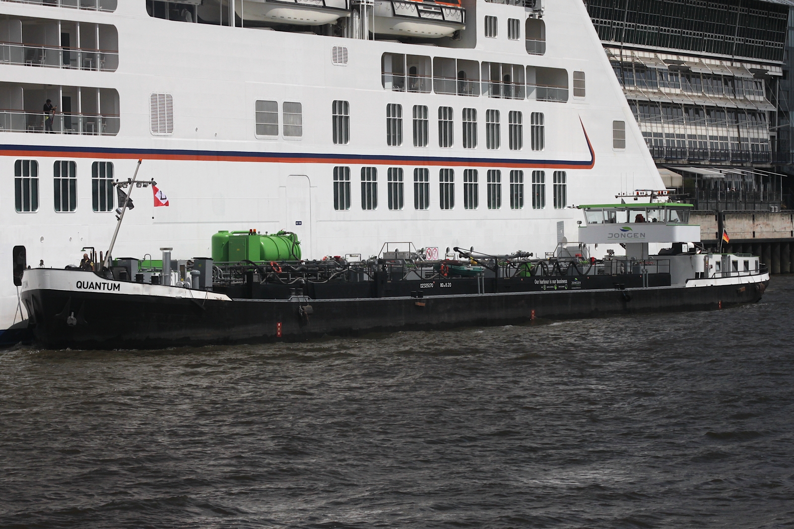 Bunkerschiff QUANTUM (ENI 02325170) ; Eigner/Betreiber: Jongen; Datum: 11.06.2025; Aufnahmeort: Elbe/Hafen Hamburg, Deutschland.