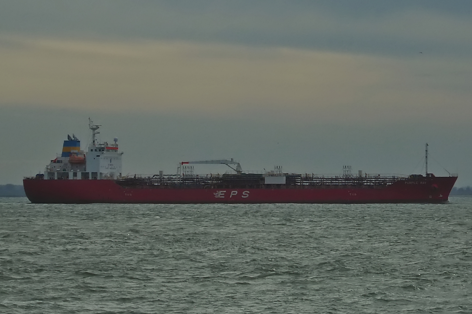 Chemikalientanker PURPLE RAY auf der Westerschelde nahe Vlissingen unterwegs. 05.11.2022