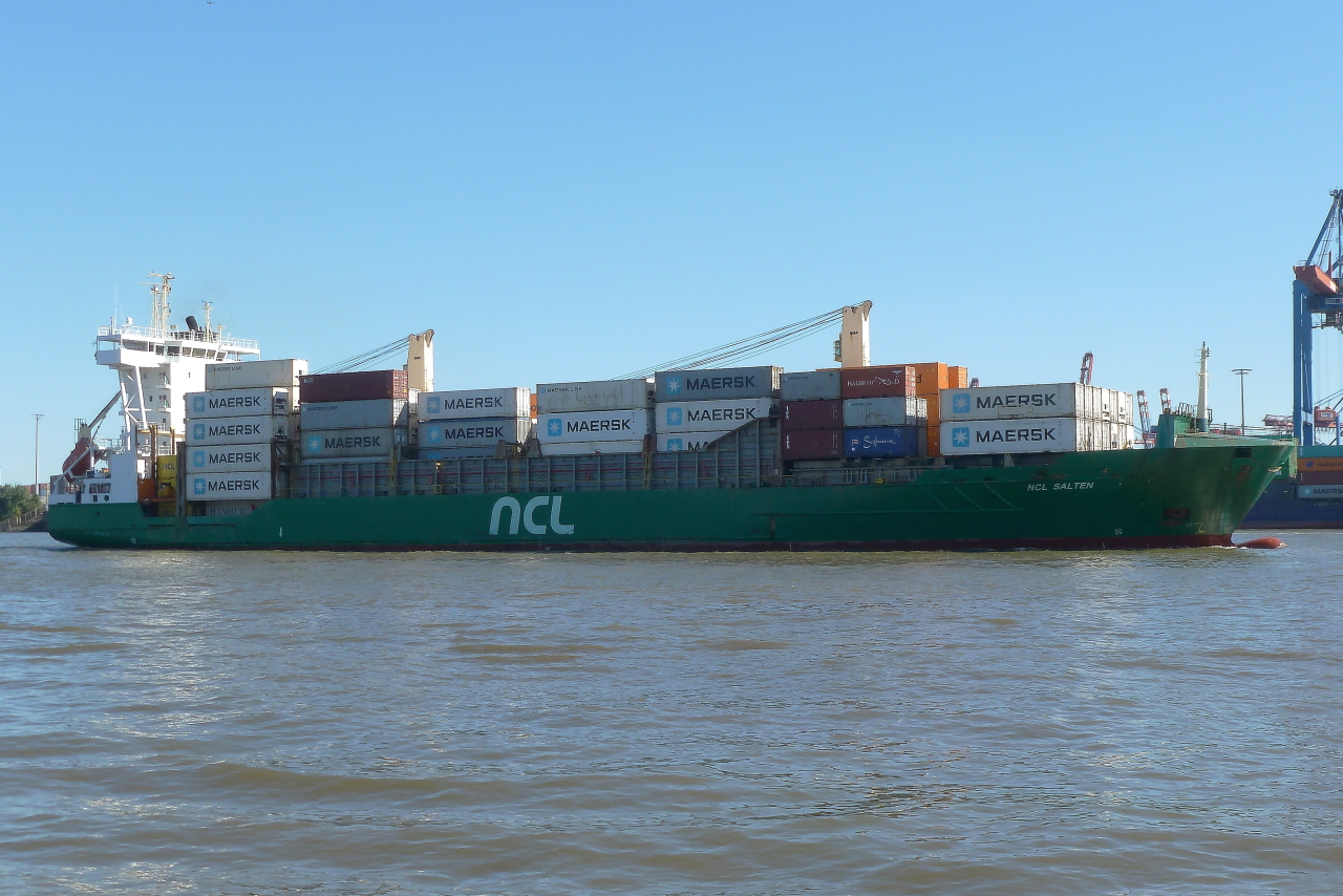 Containerfrachtschiff NCL SALTEN (IMO 9252773); Eigner: NCL. Am Tollerort Container Terminal auf der Elbe bei Hamburg am 18.08.2025.