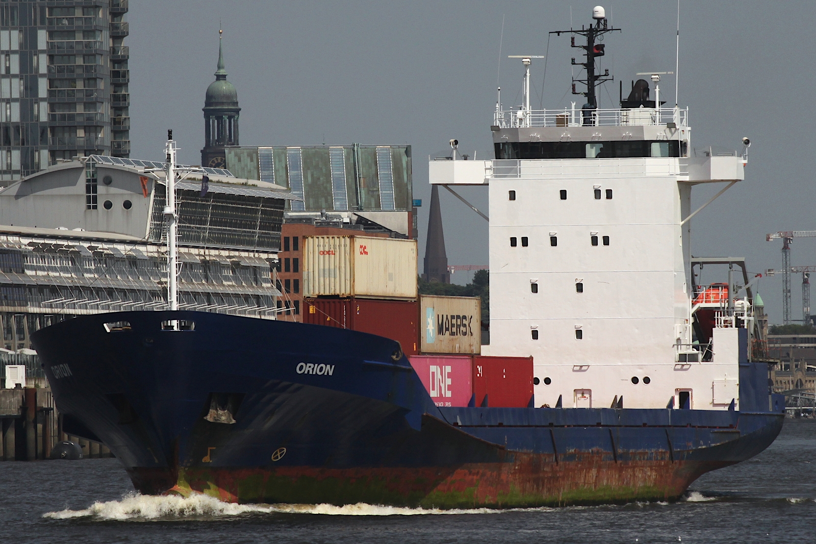 Containerfrachtschiff ORION (IMO 9143415); Datum: 17.06.2025; Aufnahmeort: Elbe/Hafen Hamburg, Deutschland. Das Bild zeigt die ORION oberhalb des Anlegers Dockland. Containerfrachtschiff ORION (IMO 9143415); Datum: 17.06.2025; Aufnahmeort: Elbe/Hafen Hamburg, Deutschland. Das Bild zeigt die ORION oberhalb des Anlegers Dockland.