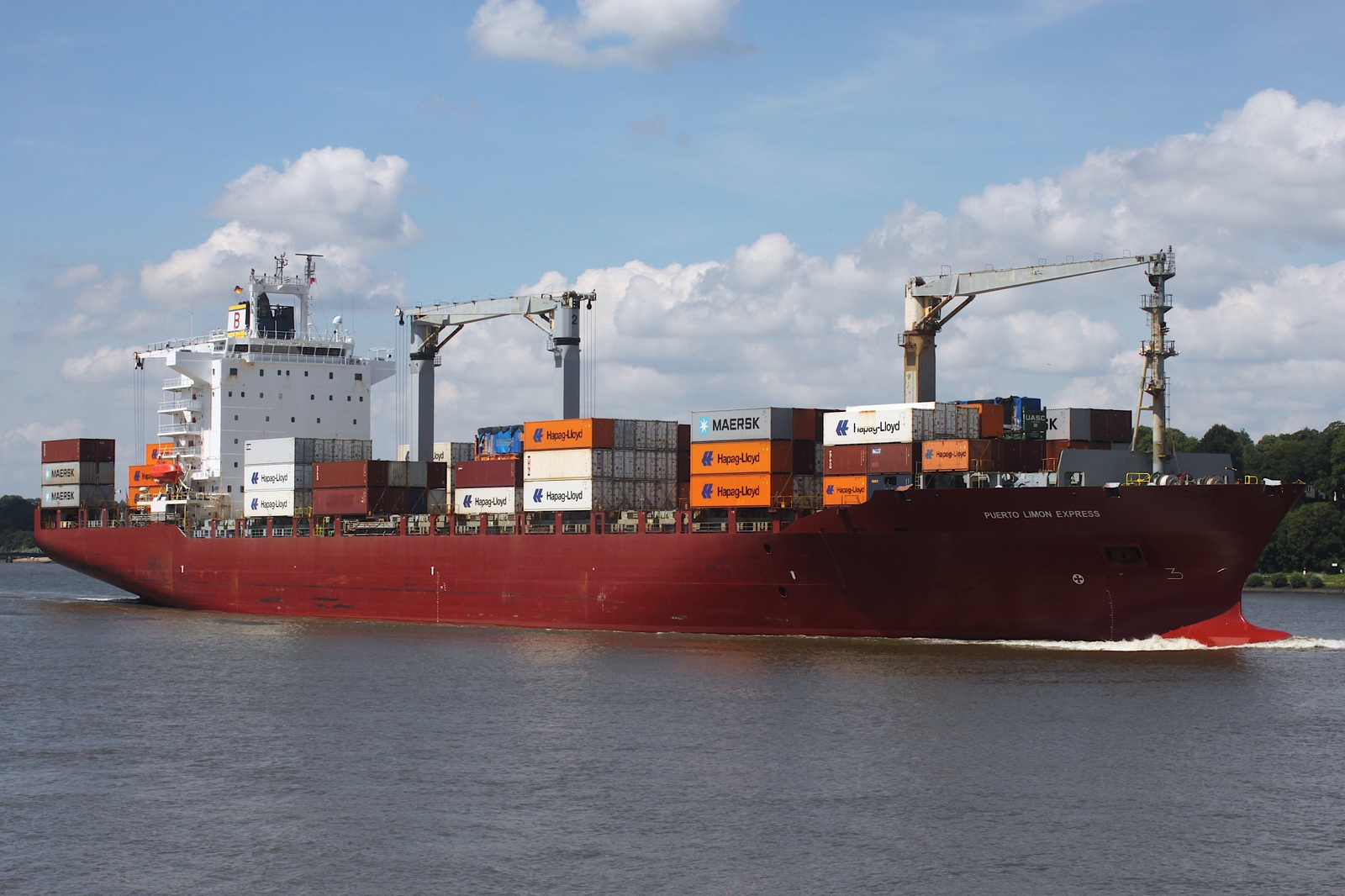 Containerfrachtschiff PUERTO LIMON EXPRESS (IMO 9434943); Datum: 19.07.2025; Aufnahmeort: Elbe/Hafen Hamburg, Deutschland.