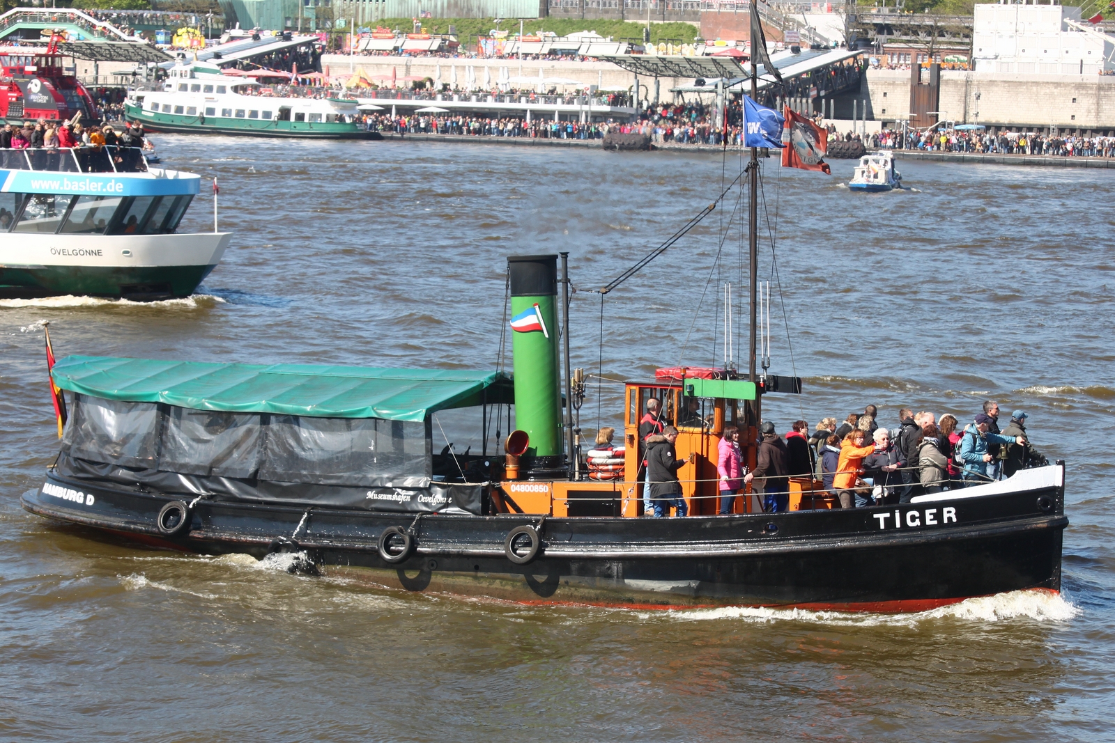 Dampfschlepper TIGER am 10.05.2015 in Hamburg vor den St.Pauli-Landungsbrücken (Elbe) während des Hafengeburtstages.