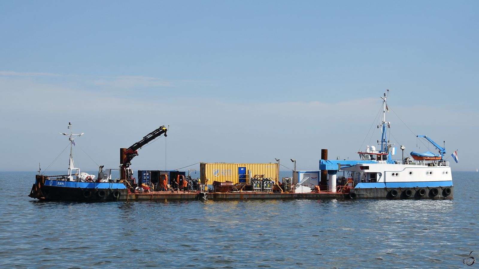 Das Arbeitsschiff RAM (IMO: 8937259) wird aktuell in Sassnitzer Hafennähe eingesetzt. (August 2023)