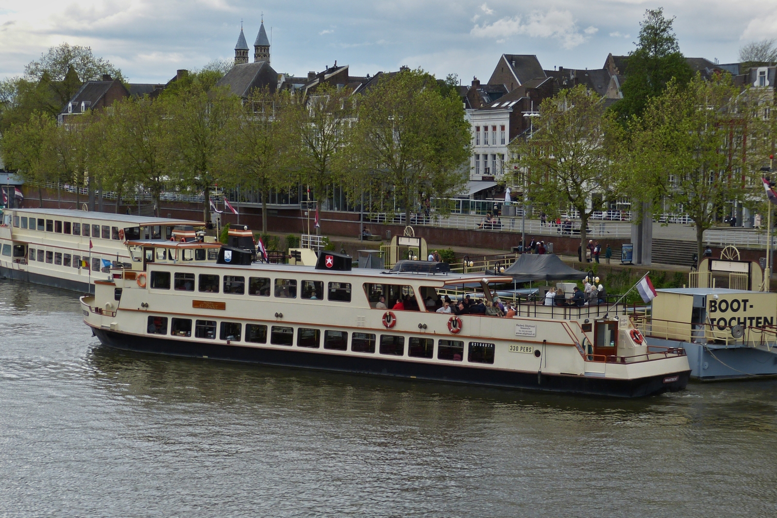 Das Ausflugschiff Maasvallei, verlsst gerade den Anleger auf der Maas bei Maastricht. 05.2023