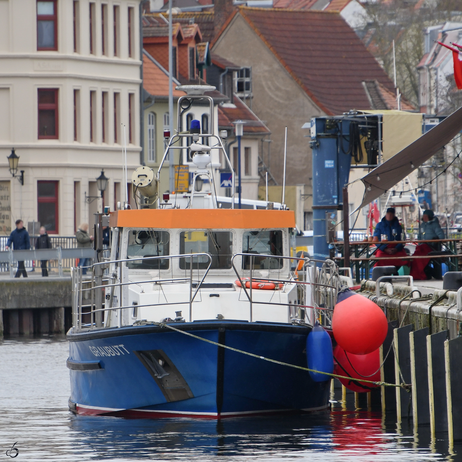 Das Boot GRAUBUTT der Fischereiaufsicht ist hier Anfang April 2024 in Wismar zu sehen.