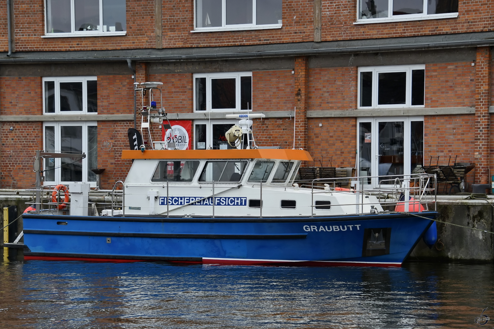 Das Boot GRAUBUTT der Fischereiaufsicht ist hier Anfang April 2024 in Wismar zu sehen.