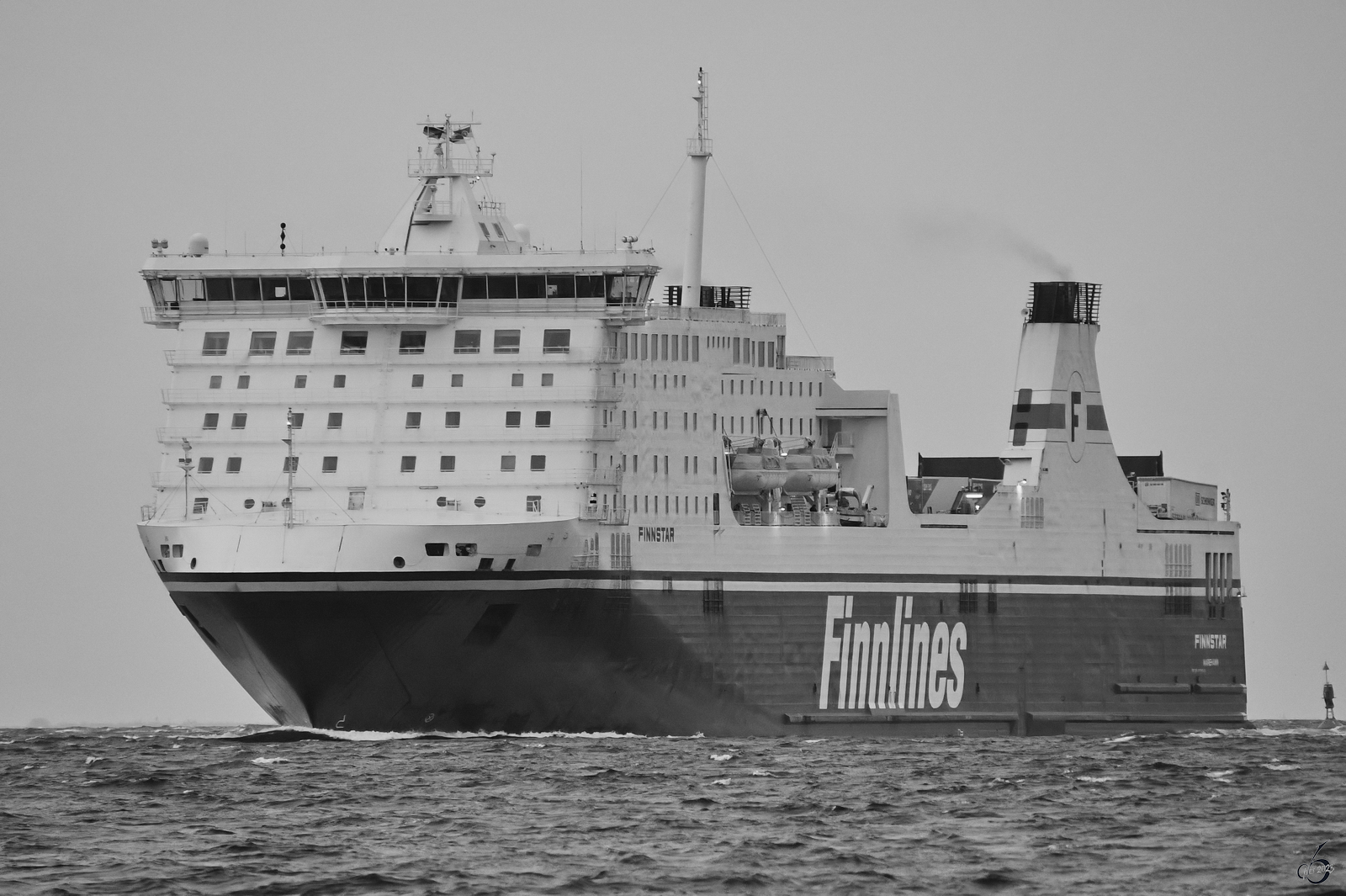 Das Fährschiff FINNSTAR (IMO: 9319442) ist hier im Mai 2023 bei der Ankunft in Travemünde zu sehen.