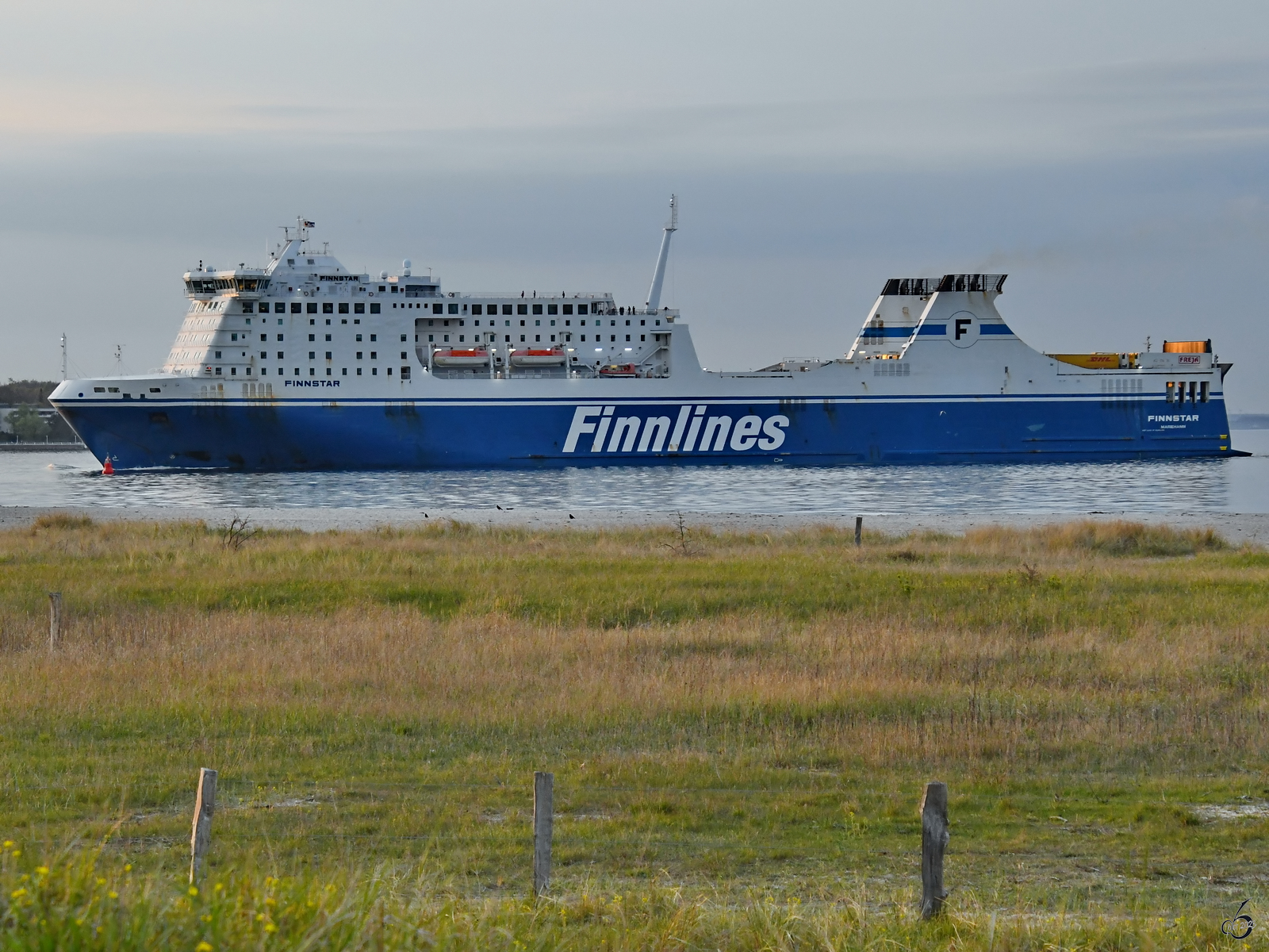 Das Fährschiff FINNSTAR (IMO: 9319442) ist hier im Mai 2023 bei der Ankunft in Travemünde zu sehen.