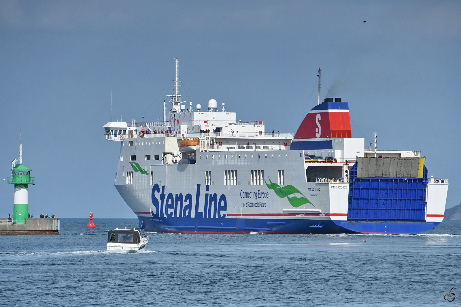 Das Fährschiff STENA LIVIA (IMO: 9420423) verlässt hier Anfang Mai 2023 Travemünde.