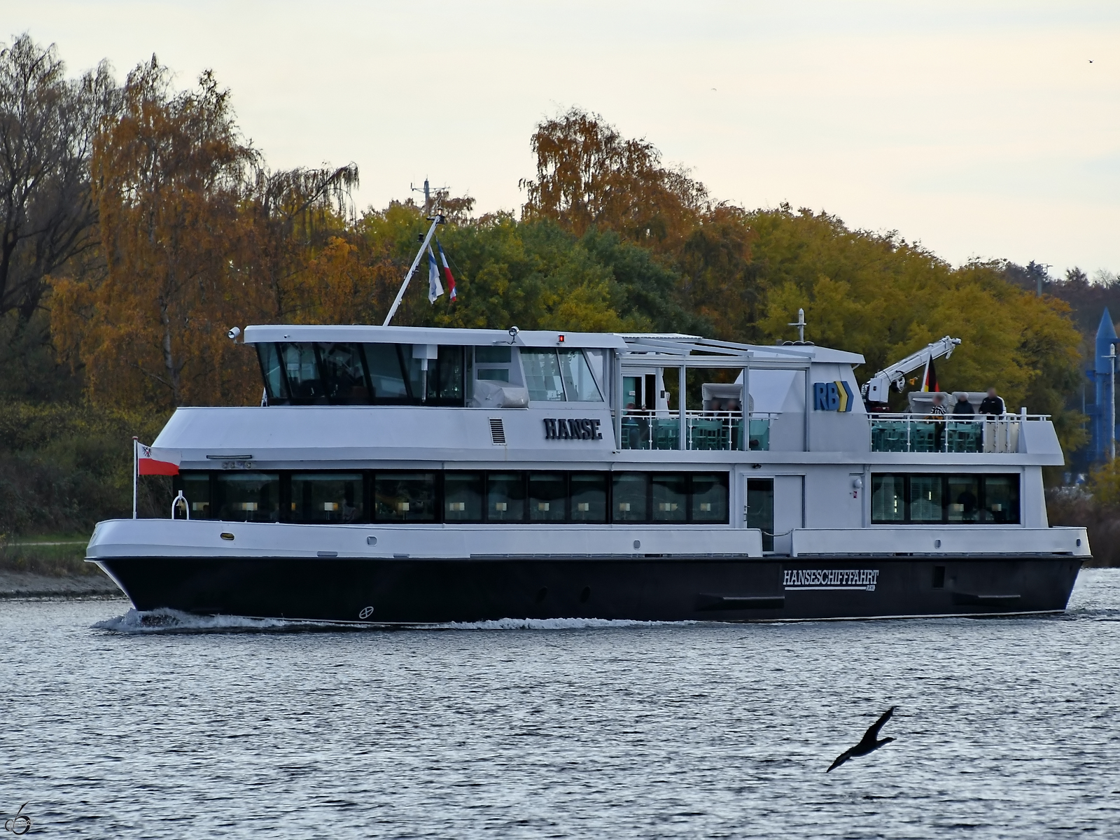 Das Fahrgastschiff HANSE (ENI: 05117350) ist mit wenigen Fahrgästen auf der Trave unterwegs. (Travemünde, November 2025)