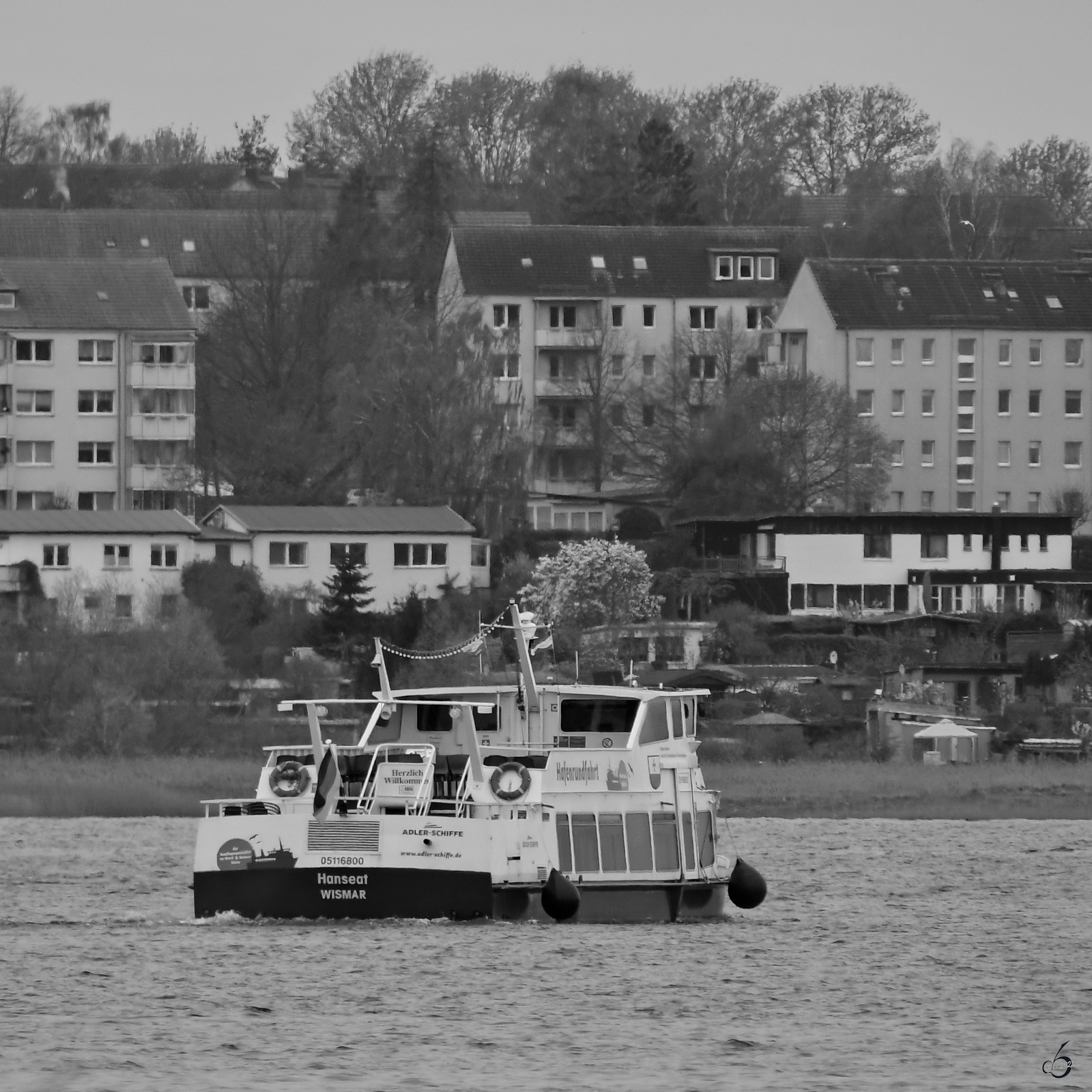 Das Fahrgastschiff HANSEAT (ENI: 05116800) war im April 2024 in Wismar zu sehen.