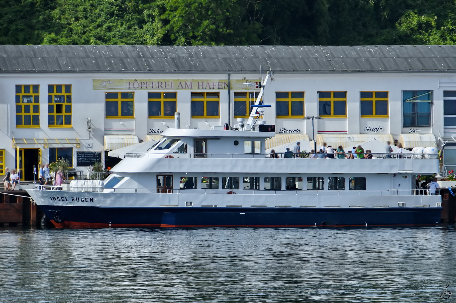 Das Fahrgastschiff INSEL RÜGEN (IMO: 8745929) nimmt Mitte August 2023 in Sassnitz neue Fahrgäste auf.